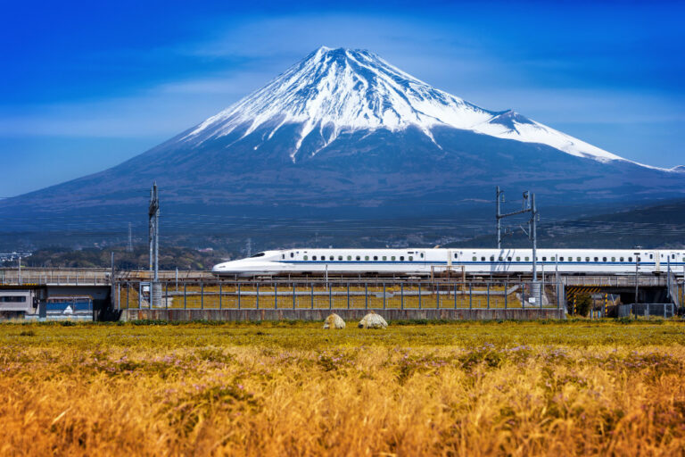 ה-Japan Rail Pass הוא כרטיס הנחה מיוחד המאפשר שימוש בלתי מוגבל ברכבות, אוטובוסים ומעבורות של Japan Railways (JR) למשך פרק זמן מוגדר. זה זמין רק לתיירים זרים ויש לרכוש אותו לפני ההגעה ליפן. עם הכרטיס, אתה יכול לנסוע כמה שאתה רוצה מבלי לדאוג לגבי העלות של כרטיסים בודדים, מה שהופך אותו לדרך חסכונית לחקור את יפן. הכרטיס מציע גם נוחות וגמישות בתוכניות הנסיעה, כמו גם אפשרות לשריין מושבים ברוב הרכבות בחינם. עם זאת, חשוב לציין שלכרטיס יש מגבלות, כולל לא מכסה את כל הרכבות ביפן וזמין רק לפרק זמן מוגדר. בסך הכל, ה-Japan Rail Pass יכול להיות כלי רב ערך עבור מטיילים המעוניינים לחוות את המיטב של מערכת התחבורה של יפן.