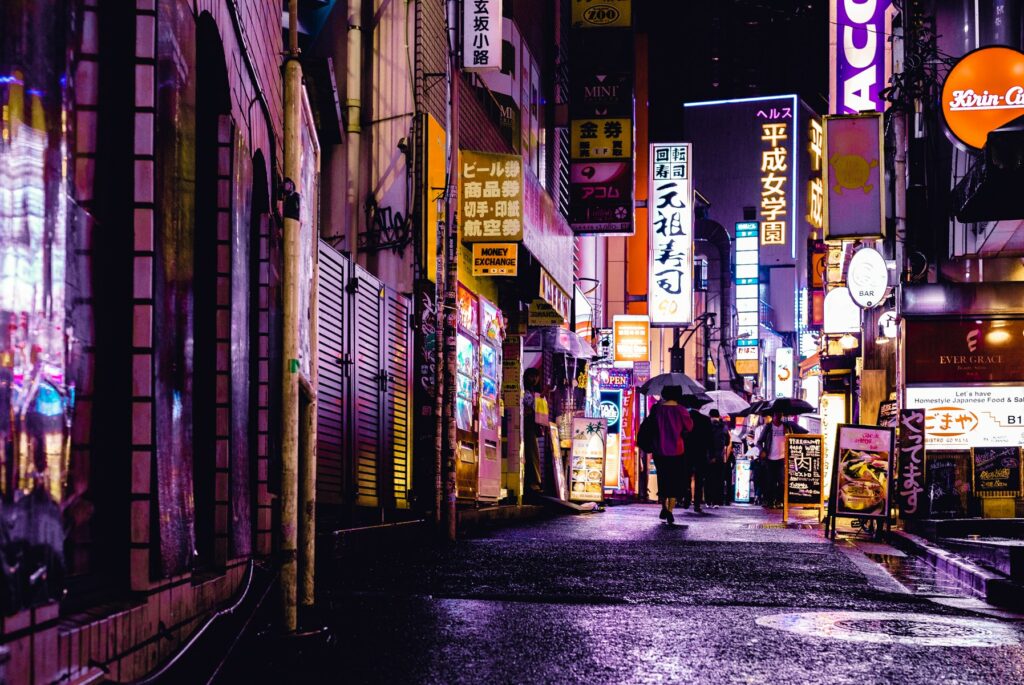 רחובות טוקיו בלילה